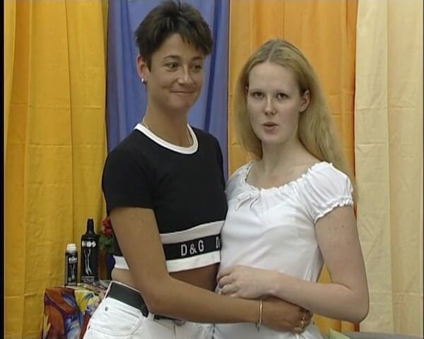 YOUR FIRST PORN: Sexy polibek a orgasmus s Anja &amp; Sandy