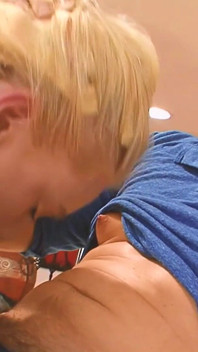 Milf cornuto scena-2_blonde con un gran culo gode di un grosso cazzo mentre suo marito guarda