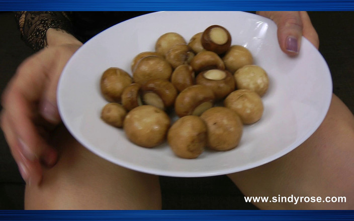Sindyrose: Sindy Rose prende funghi nel suo buco del culo prolasso