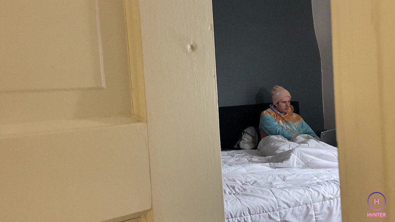 Hvnter: Em primeiro plano: você é minha colega de quarto e me...