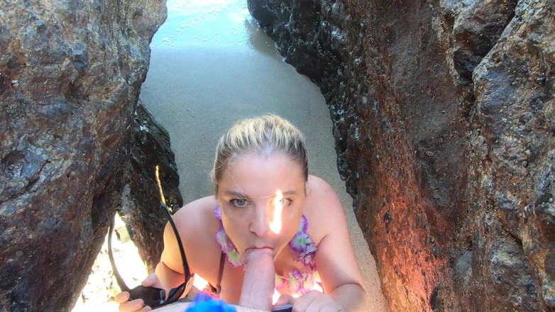 Erin Electra: Blonde tour guide blows tourist on the beach then fuck...