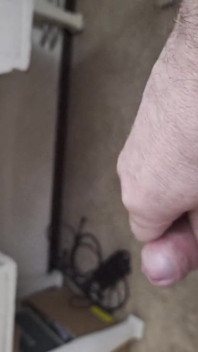 Mon ami s’assoit sur une chaise et se branle la bite en regardant Vidio jusqu’à ce qu’il ait un orgasme