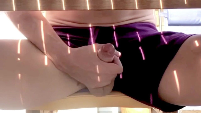 Fuckbutty: Exhibicionista si honí pod stolem venku