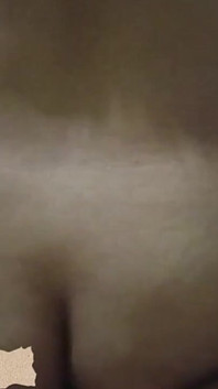 MILF sexy baculatá tetička dostala drsný sex v její kamarádce