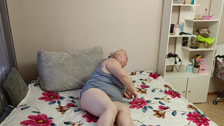 Zona901: 继母在下班后自慰