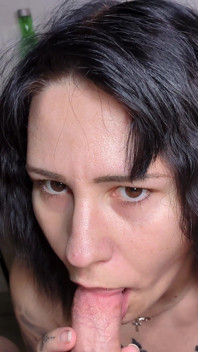 La ragazza gotica ordinata fa un pompino deepthroat nella camera d'albergo