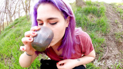 April BigAss: Pití chcanek na ulici z dovolené v Argentině, všechny žluté