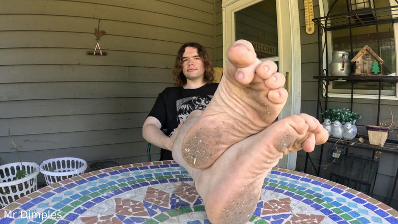 Mr Dimples: Předvádím své špinavé nohy