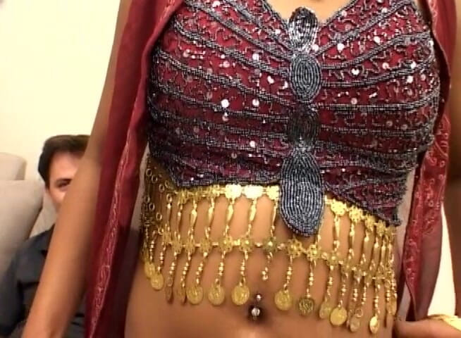Indian Heat: Indická děvka s malými prsy a velkým zadkem dostane sperma...