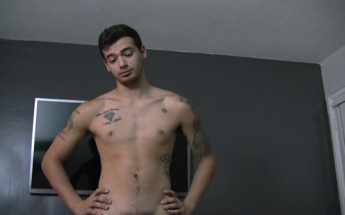 Boys half-way house: Adolescentă tatuată futută fără prezervativ de un bărbat mai în vârstă
