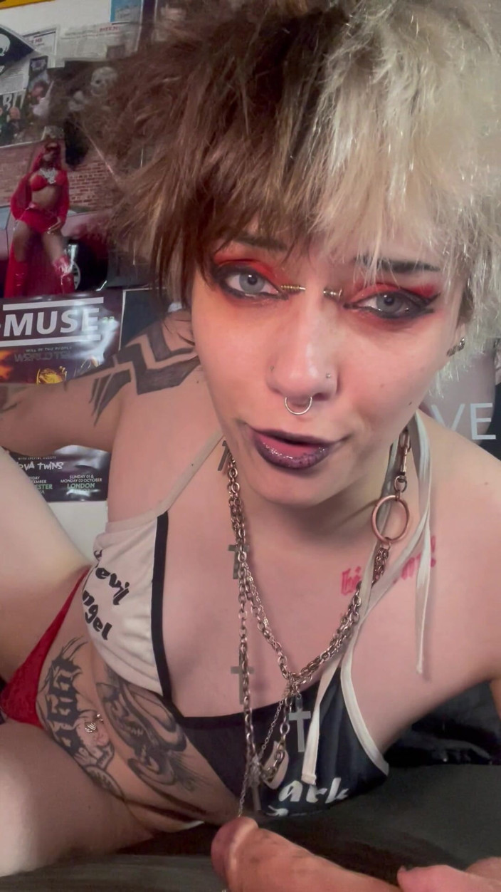 Glitterqueen1999: Fetish lidah panjang cewek gotik ini dientot habis-habisan sampai mengerang...