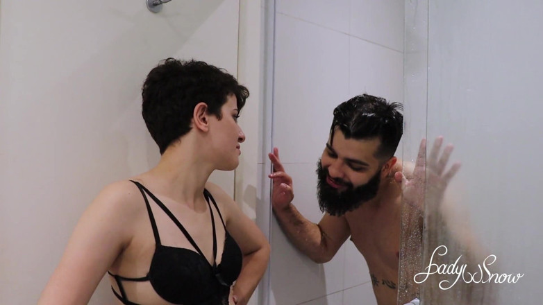 Lady Snow Brasil: Il baise le cul de deux jeunes nanas dans un...