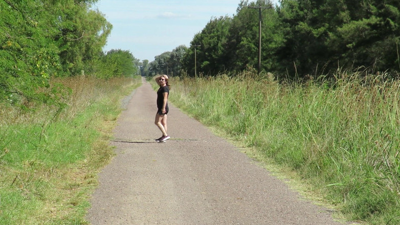 Milfcamsex: Patricia se svléká pod letním sluncem