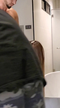 Cuckold giật và xem tôi đụ vợ châu Á của anh ấy