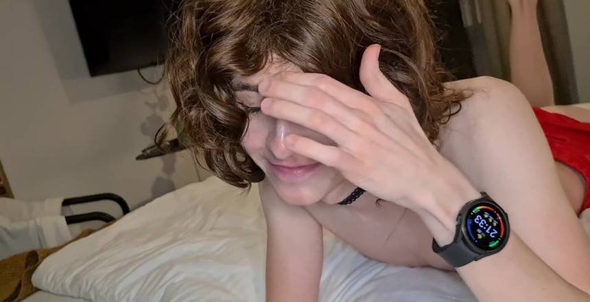 Prettyboi2000x: Lihat ke mata cantikku waktu aku lagi asik nyepong kontolmu -...