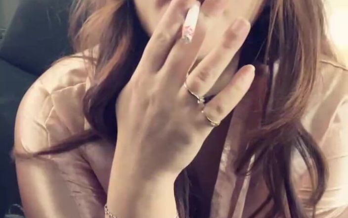 Alli Anderson: Cewek super seksi lagi asik merokok sambil pakai jubah merah...