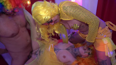 Cock Crazed Clowns: Mark Knite gặp những chú hề màu vàng