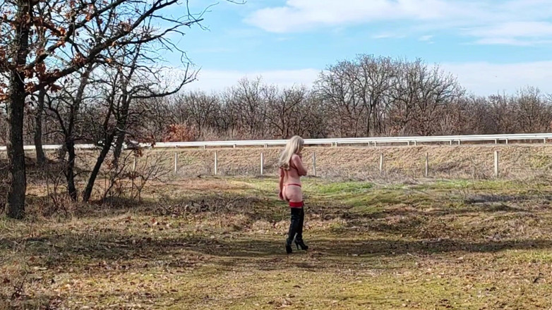 Za Za: Cewek jalang ini melucuti bodysuit merahnya di jalan tol bagian 2