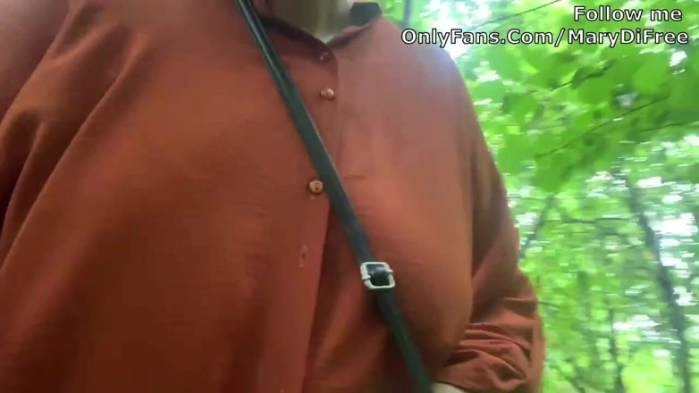 Mary Di: Arriesgada masturbación con chorros al aire libre