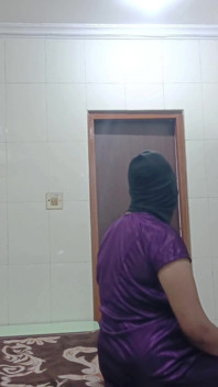 디디는 호텔로 데려가 마사지를 받은 뒤 뜨거운 몸을 바라보았다.