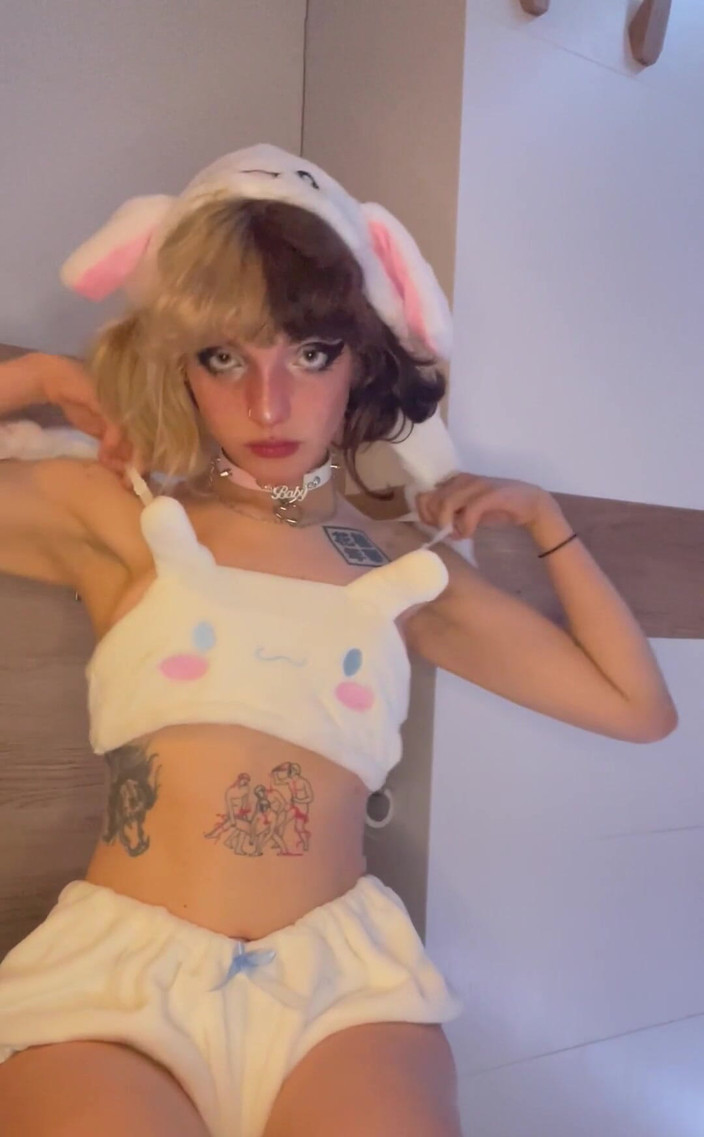 Soft Vulgar: 穿着白色内衣的娇小少女