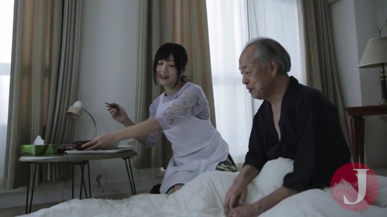 Asian happy ending: 甜美的日本女仆吮吸老人的鸡巴