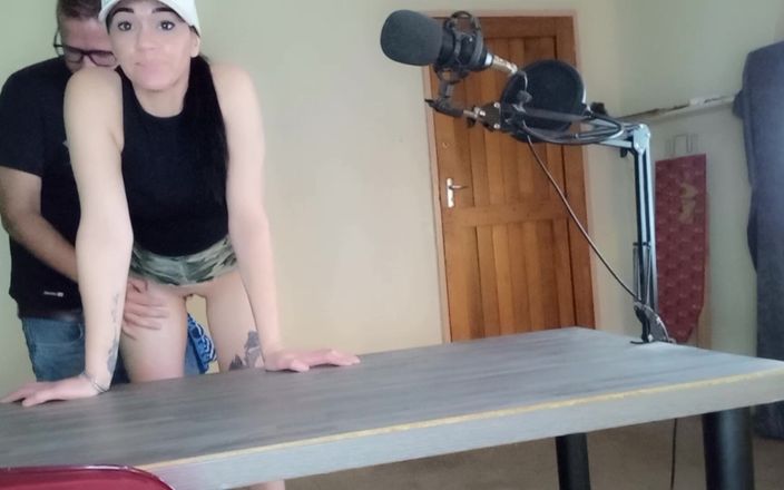 Mysticbabe8: Трахаю мужа моего соседа, пока он был подкастингом