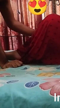 デシの曲線的な大きな胸の義理の妹が大きなチンコに犯される