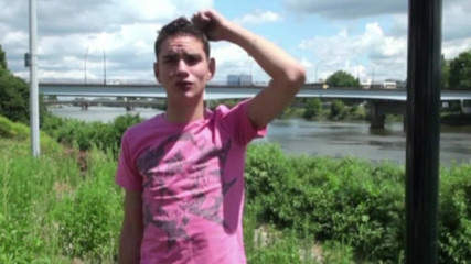 Crunch Boy: Un twink utilisé par les hétéros dans la voiture dehors