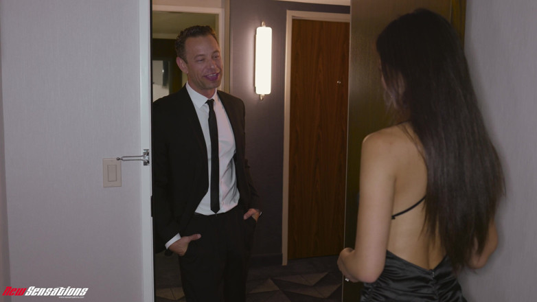 HotwifeXXX: Scarlett alexis dikasot dengan kejutan di balik pintu masuk