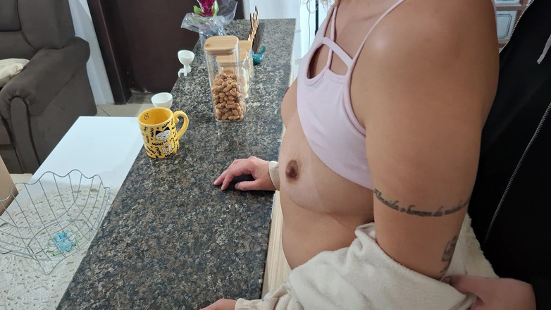 Gabi SweetCouplesStories: Падчерица удивлена во время завтрака.
