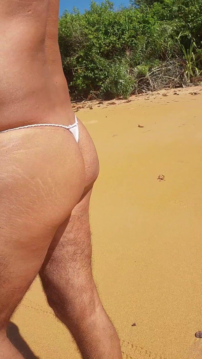 Ladysilvas: 해변에서 섹시한 팬티를 입고 걷는 Ladysilva 크로스드레서