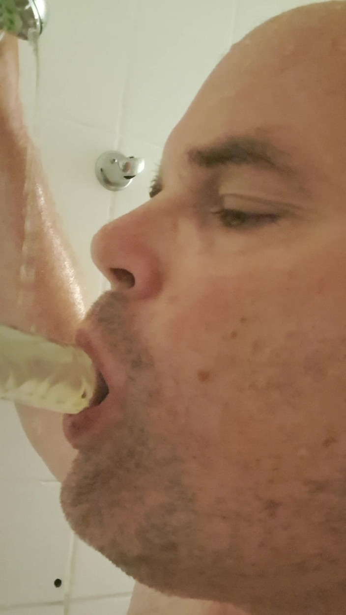 Fickspecht: Sucer Des Jeux Sous La Douche Froide