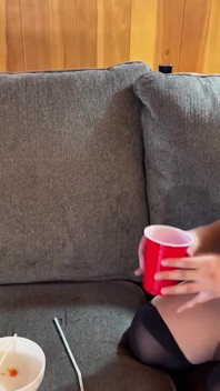Ambas chicas calientan las cosas en el juego de strip chúpalo