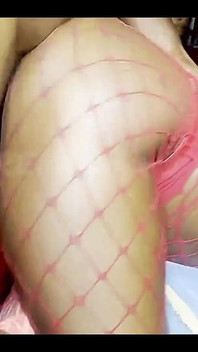 Je suis venu travailler tard le premier jour !! Le patron m’a surprise en train de me faufiler et au lieu de me virer, il m’a vraiment étirée la chatte !