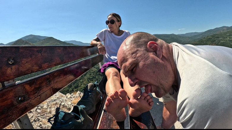 Mistressyammyboots: Majikan control: menaklukkan puncak gunung dengan kaki jenjang