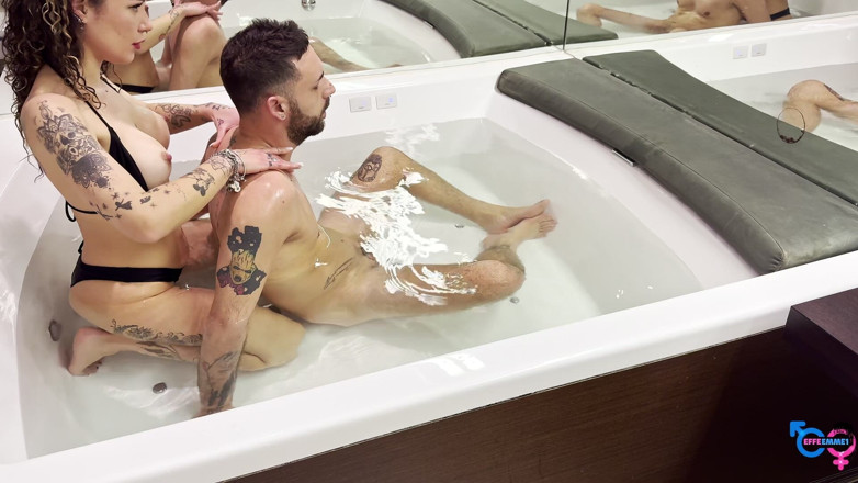effeemme1: Massage met een happy end onder de douche en jacuzzi