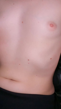 Roztomilá 18letá dívka chce dostat výstřik na její malé kozy!