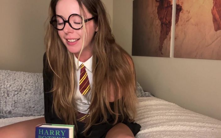Nadia Foxx: ¡Leyendo histéricamente Harry Potter con mi varita mágica y tratando...