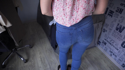 Teasecombo 4K: Милфа примеряет наряды для работы полностью назад, трусики и соблазняют трусики в любительском видео