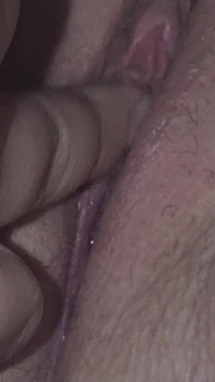 一边看电视一边抚摸我的阴户 - Mama_foxx94