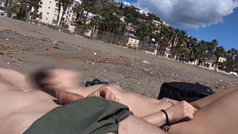 SweetJaneOfficial: Dick miga obok dziewczyny topless, którą wygląda