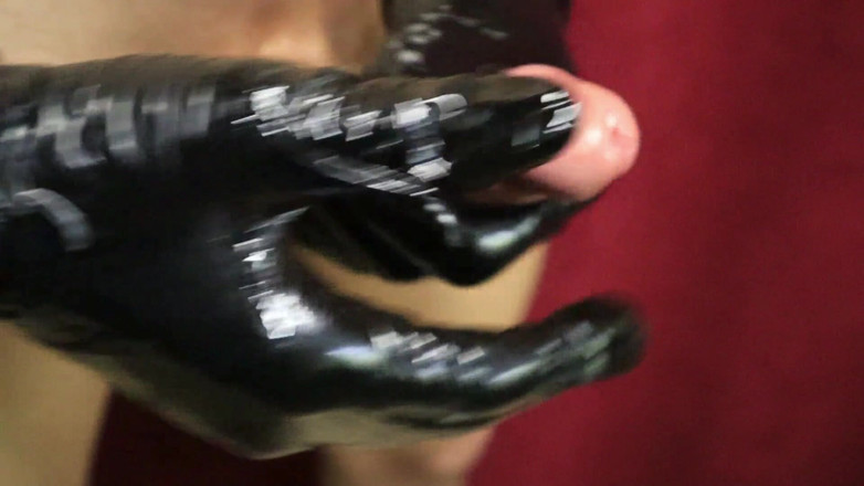 SEXY_GUYBEST: Primer plano de una gran polla resbaladiza afeitada y de...