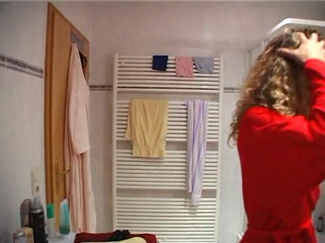 German Classic Porn videos: Mẹ kế bị quay phim trong khi tắm