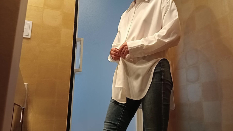 Mayumi Kanzaki: Снимает нижнее бельё и надевает узкие джинсы и рубашку