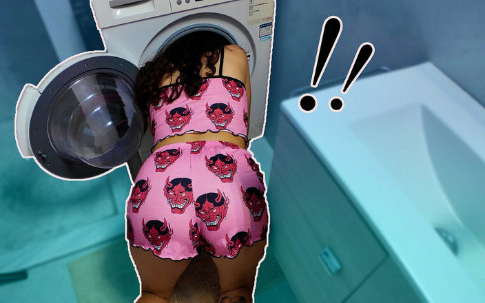 WhiteRabbit Prod: Hete milf stiefmoeder zit vast in de was! Stiefzoon kwam...