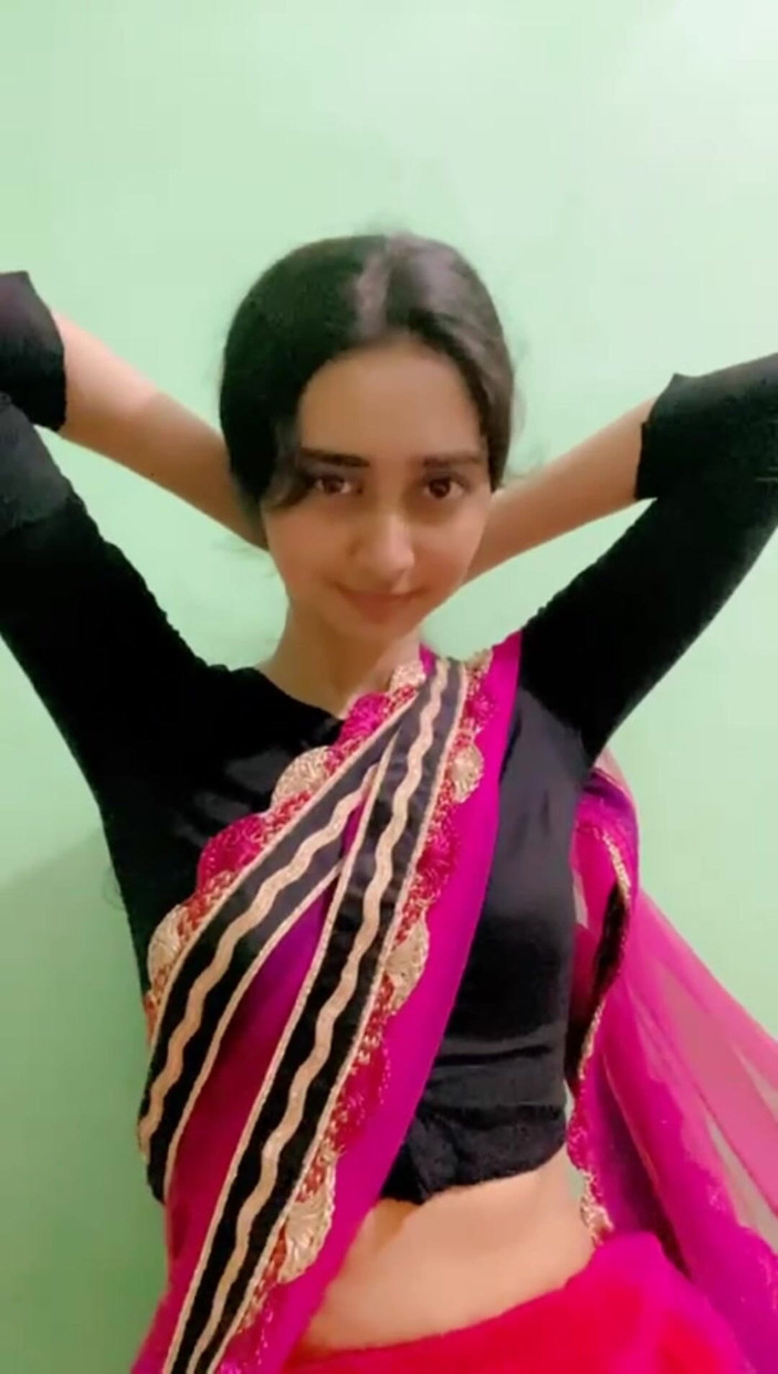 MehwishAly: Ragazza indiana in abito desi che mostra le sue tette