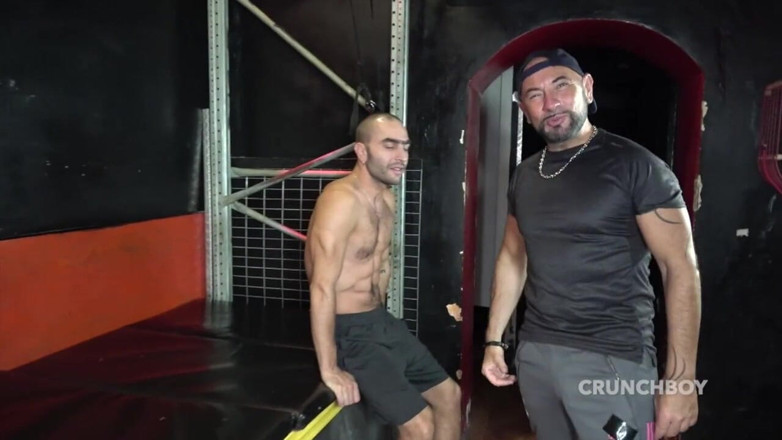 Fetish bareback party in backroom: Jess Royan은 호기심 많은 소년에게 맨백으로 따먹히다