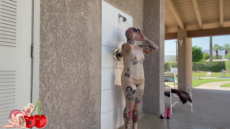 CherryBombBomb: Skakar min röv och duschar naken vid den offentliga poolen