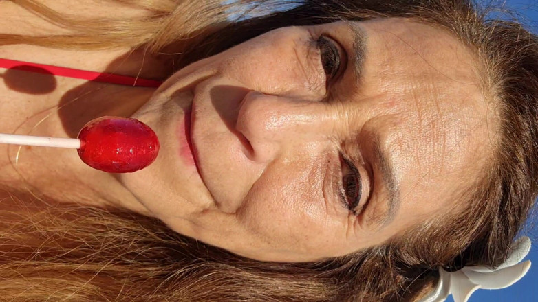 Melissa Johnson: Melissa Johnson ดูดและเลีย Cherry Lollipop บนชายหาด